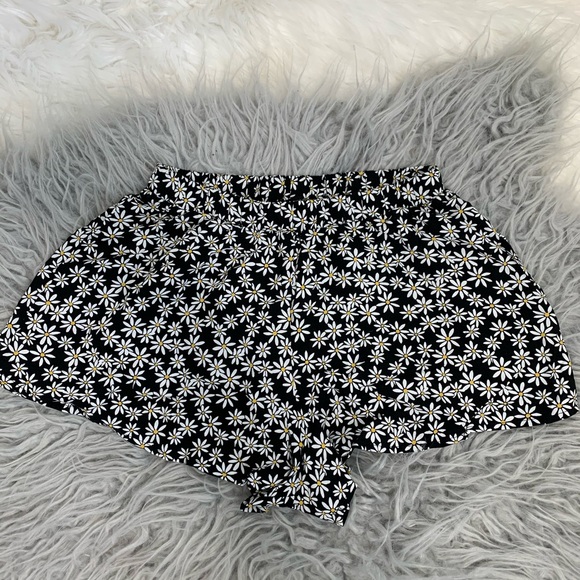 Forever 21 Pants - 5/$25 Forever 21 Daisy Print Flowy Shorts